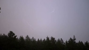 Gök gürültülü fırtına sırasında Gökyüzünde Şimşek. Yavaş Çekim