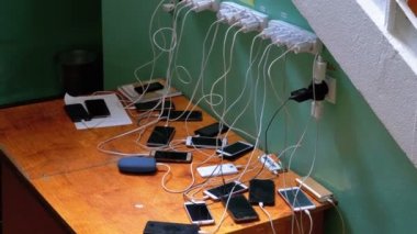 Birçok Akıllı Telefon ve Cep Telefonları Masada Şarj