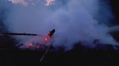 Yavaş Çekimde Gece Bir Firehose tarafından Su ile Büyük Bir Yangın Söndürmek