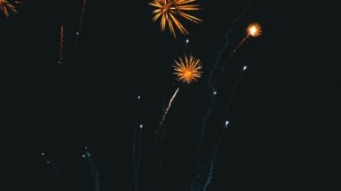 Gece Gökyüzünde Havai Fişekler Parlıyor. Yavaş Çekim. Duman ile Gerçek Havai Fişek