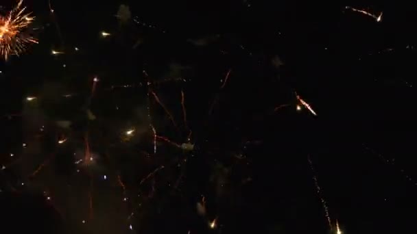 Fogos de artifício piscando no céu noturno. Movimento Lento. fogos de artifício reais com fumaça — Vídeo de Stock