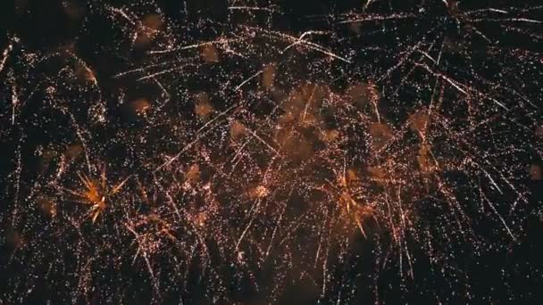 Vuurwerk knippert in de nachtelijke hemel. Slow motion in 180 fps. Echt vuurwerk met rook — Stockvideo
