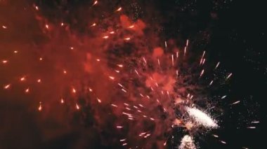 Gece Gökyüzünde Havai Fişekler Parlıyor. Yavaş Çekim. Duman ile Gerçek Havai Fişek