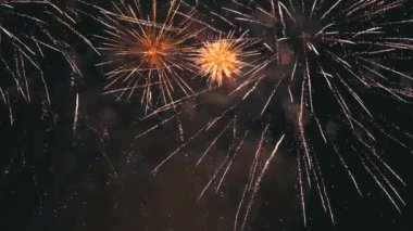 Gece Gökyüzünde Havai Fişekler Parlıyor. 180 fps yavaş hareket. Duman ile Gerçek Havai Fişek