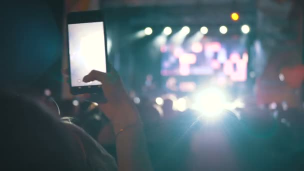 Människor på musik konsert inspelning video på smartphones. — Stockvideo