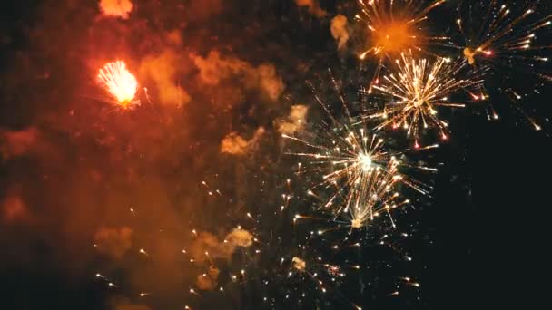 Vuurwerk knippert in de nachtelijke hemel. Slow motion in 180 fps. Echt vuurwerk met rook — Stockvideo