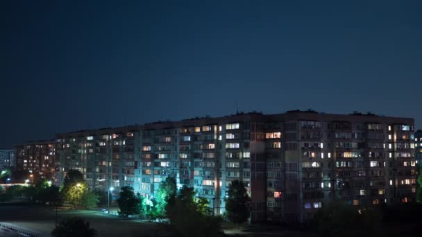 Edificio de varios pisos con iluminación de ventanas cambiante por la noche. Cronograma — Vídeos de Stock