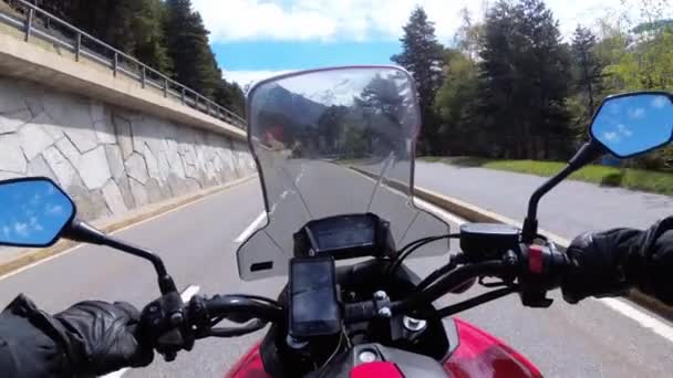摩托车手骑在美丽的风景山路靠近雪瑞士阿尔卑斯山 — 图库视频影像