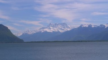 İsviçre'de Alp Dağları'nın Karlı Tepeleri'nin güzel manzarası