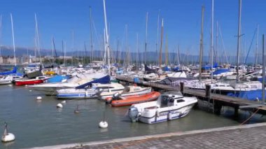 Cenevre Gölü'ndeki Limanda Park Edilmiş Gemiler, Tekneler, Yatlar, İsviçre