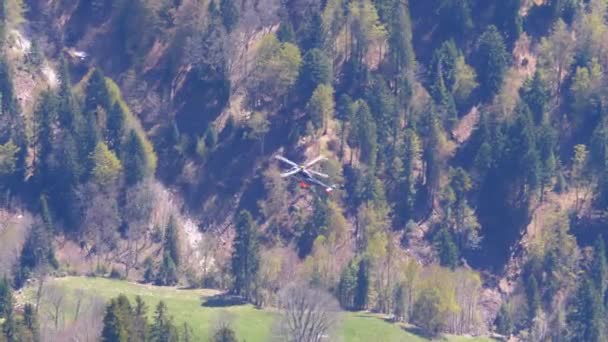 Helicóptero vuela en los Alpes suizos — Vídeo de stock