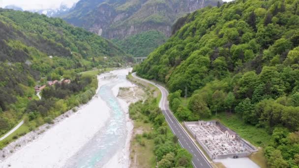 Flug über eine kurvenreiche Autobahn in der Nähe eines Gebirgsbaches — Stockvideo