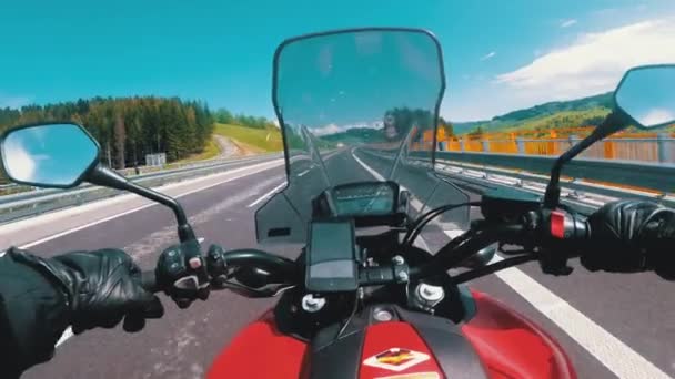 空の高速道路に乗ってモーターサイクリスト。バイクの車輪の後ろから見る。Pov — ストック動画