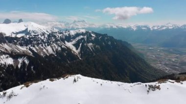 İsviçre Alpleri'nin Karlı Tepeleri'nde Havadan Drone görünümü. İsviçre. Rochers-de-Naye dağ zirvesi.