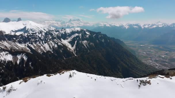 İsviçre Alpleri'nin Karlı Tepeleri'nde Havadan Drone görünümü. İsviçre. Rochers-de-Naye dağ zirvesi. — Stok video