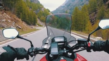 İsviçre Alpleri yakınlarındaki Güzel Bir Manzara Dağ Yolu üzerinde Motosiklet Rides Motosikletli Motosikletli