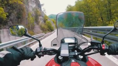 İtalya'da Güzel Bir Manzara Dağ Yolu Üzerinde Motosiklet Rides Motosikletli