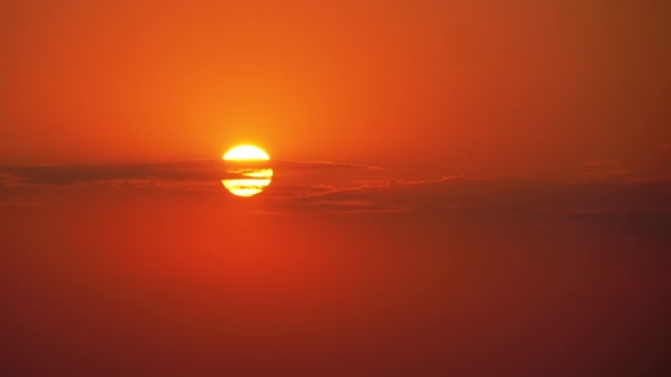 Захід сонця крізь хмари на червоному небі. — стокове відео