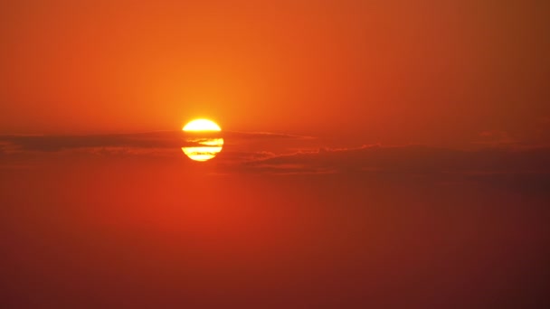 Zonsondergang door de wolken in de rode hemel. — Stockvideo