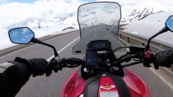 Μοτοσικλετιστής Βόλτες στο όμορφο τοπίο Snowy Mountain Road κοντά στην Ελβετία Άλπεις — Αρχείο Βίντεο