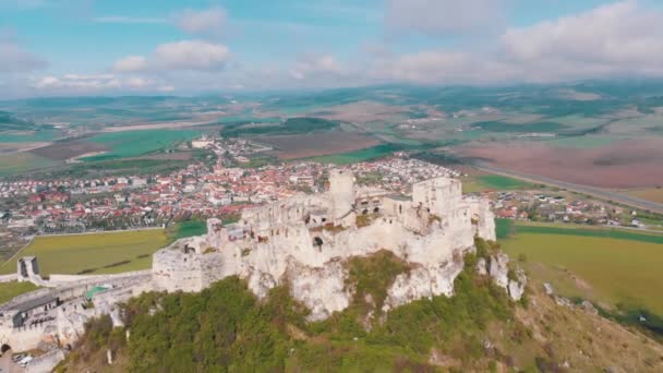 Vista aérea sobre Spissky Hrad. Eslováquia. As Ruínas do Castelo de Pedra na Colina — Vídeo de Stock