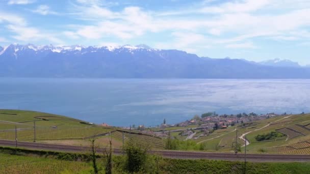 Θέα στο τοπίο της πόλης Μόντρε με τις Ελβετικές Άλπεις και τη λίμνη της Γενεύης, Ελβετία — Αρχείο Βίντεο