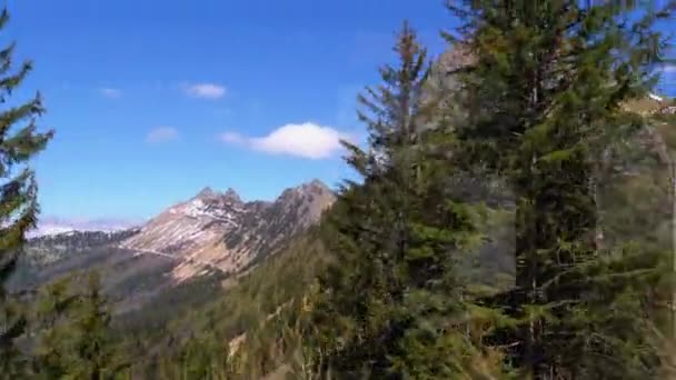 Fönster utsikt över ett rörligt Bergs tåg på de snöiga Schweiz Alperna. Montreux City. — Stockvideo