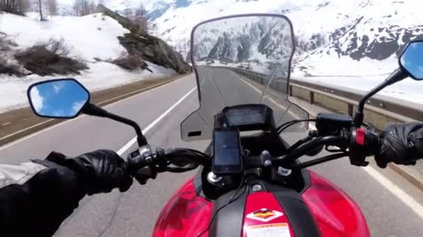 Μοτοσικλετιστής Βόλτες στο όμορφο τοπίο Snowy Mountain Road κοντά στην Ελβετία Άλπεις — Αρχείο Βίντεο