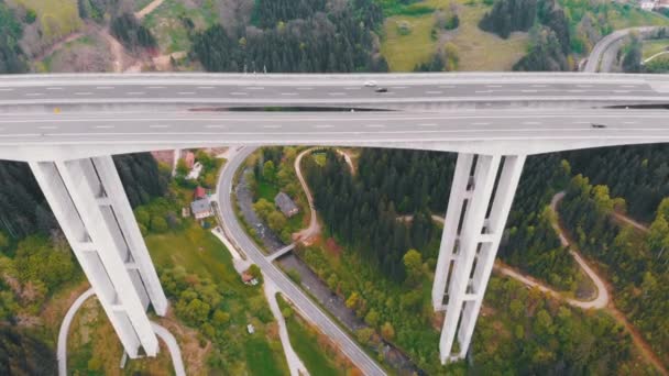 山の交通量を持つコンクリート柱上の高速道路高架橋の航空写真 — ストック動画