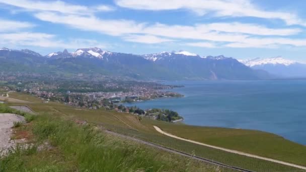 Paisaje de la ciudad de Montreux con los Alpes suizos y el lago Ginebra, Suiza — Vídeo de stock