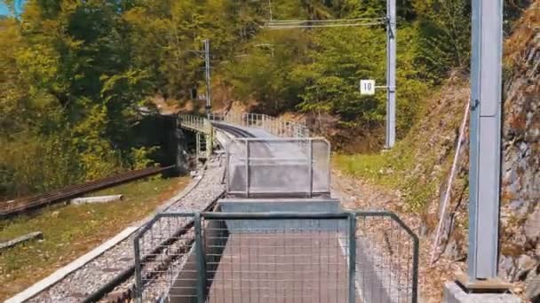 Kugghjulståget Rider i de snöiga bergen på järnvägen. Schweiz, Alperna — Stockvideo