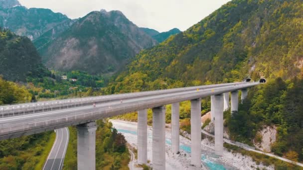 Vue aérienne du viaduc de l'autoroute du béton sur les piliers de béton dans les montagnes — Video