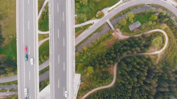 Vista aerea dall'alto del viadotto autostradale con traffico multilano in montagna. Autobahn in Austria — Video Stock