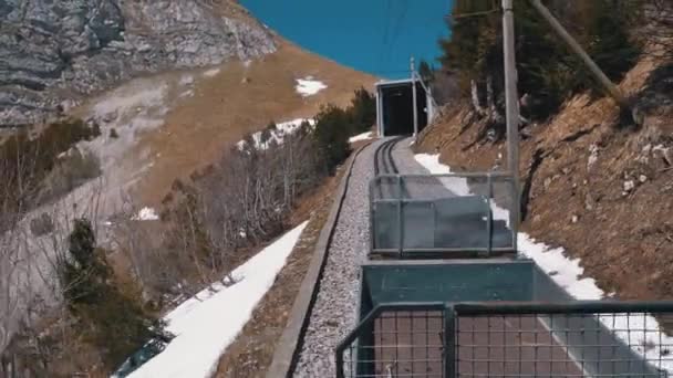 列車の列車は、鉄道の雪山に乗ります。スイス、アルプス — ストック動画