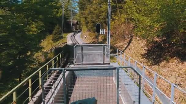 Cogwheel Train Rides nas montanhas nevadas na ferrovia. Suíça, Alpes — Vídeo de Stock