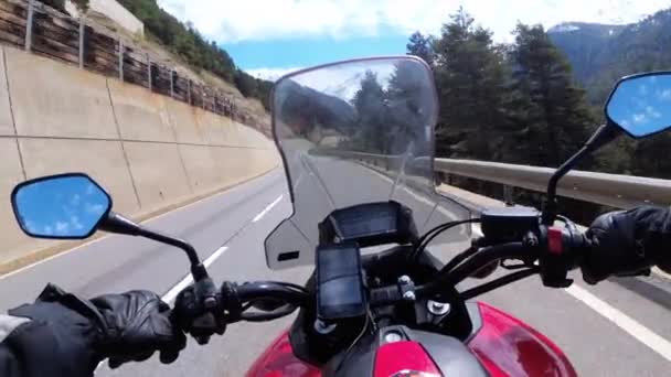 Motorradfahrer fährt auf wunderschöner Gebirgsstraße in der Nähe der verschneiten Schweizer Alpen — Stockvideo