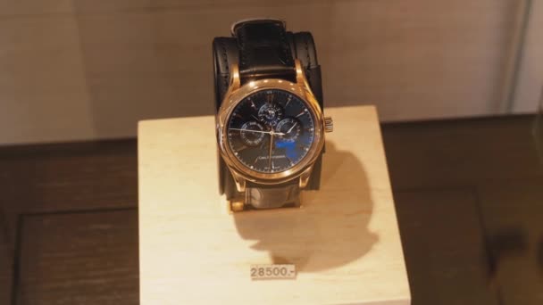 Luksusowy szwajcarski zegarek na nadgarstek w sklepie Counter z ceną Tagi — Wideo stockowe