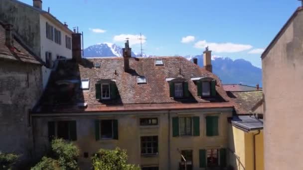 Vue de la fenêtre du train de montagne en mouvement dans les maisons et les Alpes suisses à Montreux. Suisse — Video