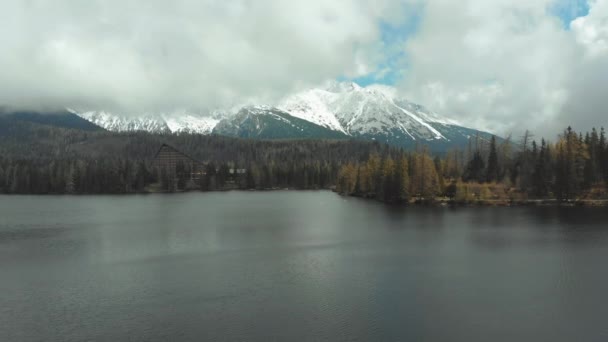 Vista aérea de Strbske Pleso nas nuvens e montanhas nevadas. Eslováquia — Vídeo de Stock