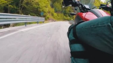 İtalya'da Scenic Mountain Curve Road boyunca Motosikletli Rides. Yan görünüm. Pov.