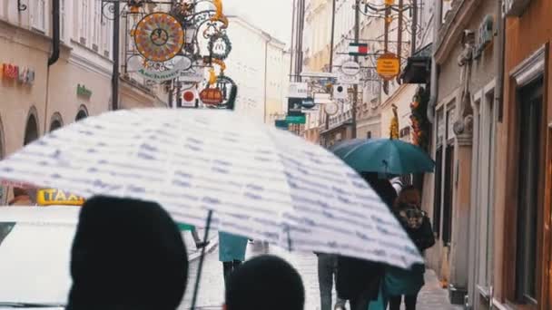 Le persone con ombrelli Passeggiata sulle strade del centro storico di Salisburgo durante la pioggia. Austria — Video Stock