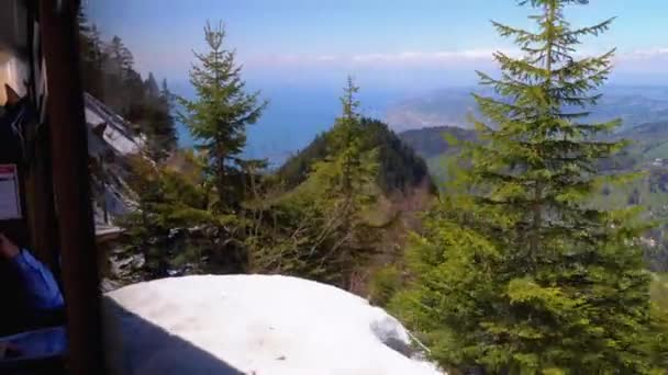 Θέα στο παράθυρο της Μετακινης ορεινής αμαξοστοιχίας στα ελβετικά σπίτια και τις Άλπεις στο Μόντρε. Ελβετία — Αρχείο Βίντεο