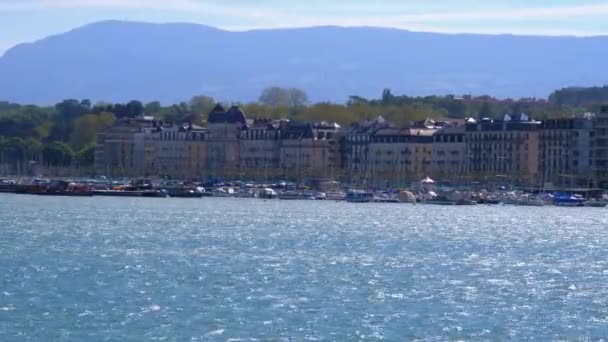 駐車された喜びのヨットおよびボートが付いているジュネーブ堤防 — ストック動画