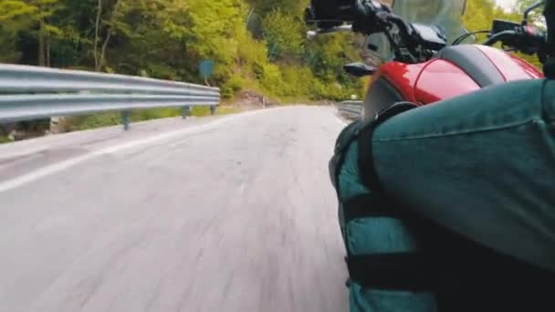 Motocyklistów jedzie wzdłuż Scenic Mountain Curve Road we Włoszech. Widok z boku. Pov. — Wideo stockowe