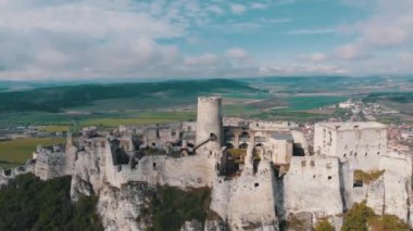 Spis Kalesi'nde havadan drone görünümü. Slovakya. Antik Kale, Spissky Hrad.