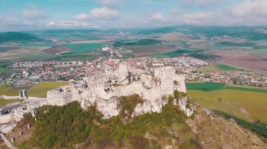 Spis Kalesi'nde havadan drone görünümü. Slovakya. Antik Kale, Spissky Hrad.