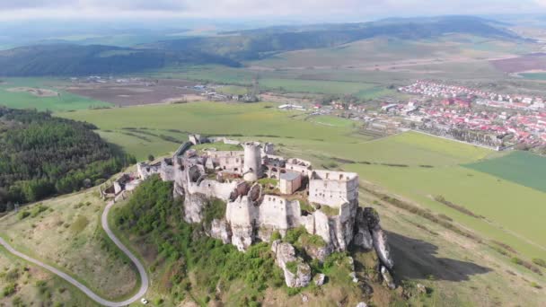 Вид на безпілотний Безпілотник на замку Спє. Словакія. Старовинний замок, Спірський град. — стокове відео