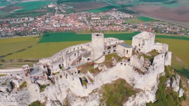 スピスキー・フラッドの航空写真。スロバキア。丘の上の石の城の遺跡 — ストック動画