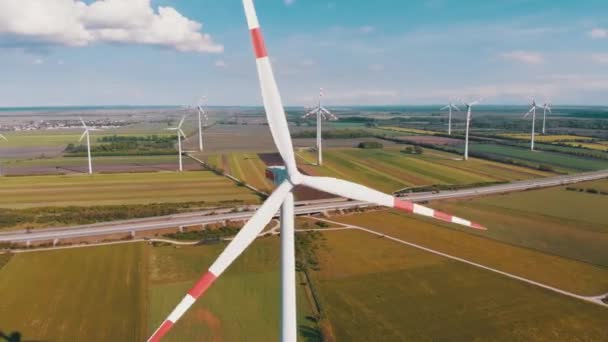 Luftaufnahme von Windkraftanlagen und landwirtschaftlichen Feldern. Österreich. — Stockvideo