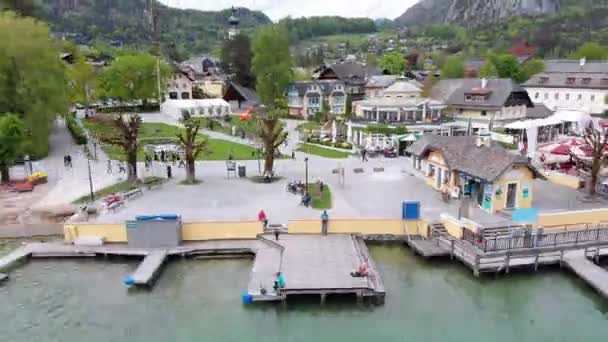 Avusturya, Alpler'deki House of Resort Town ile Wolfgangsee Dağı'nın havadan görünümü — Stok video